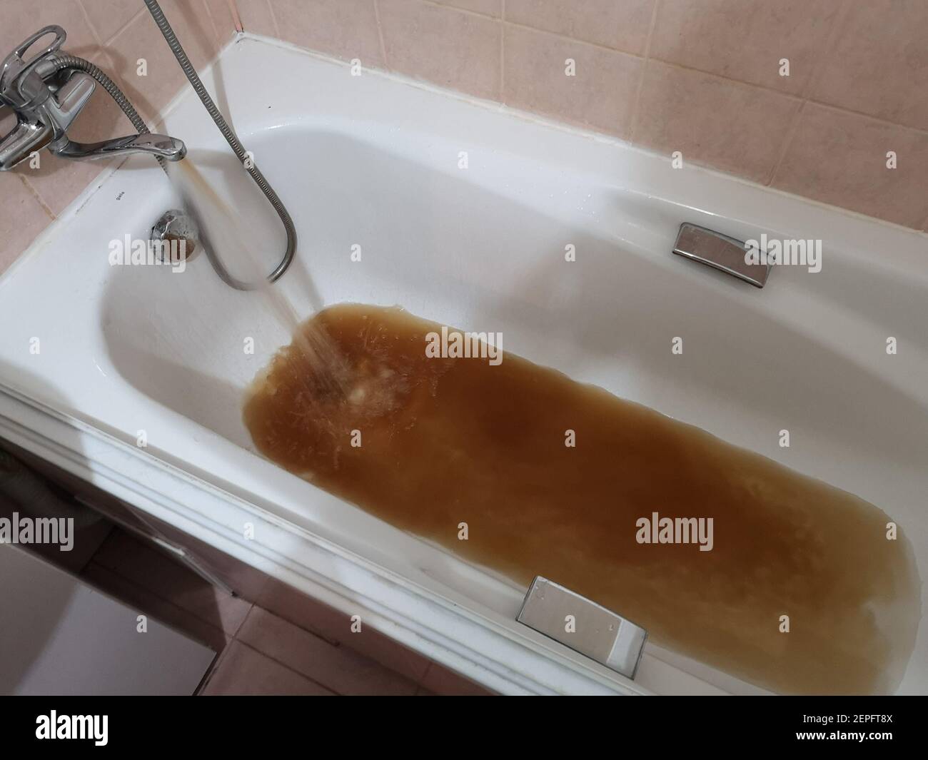 Kaliningrad, Russie de l'eau sale et brune qui sort du robinet dans la  baignoire est vue à Kaliningrad, Russie, le 13 décembre 2019 (photo de  Vadim Pacajev / Sipa USA Photo Stock - Alamy