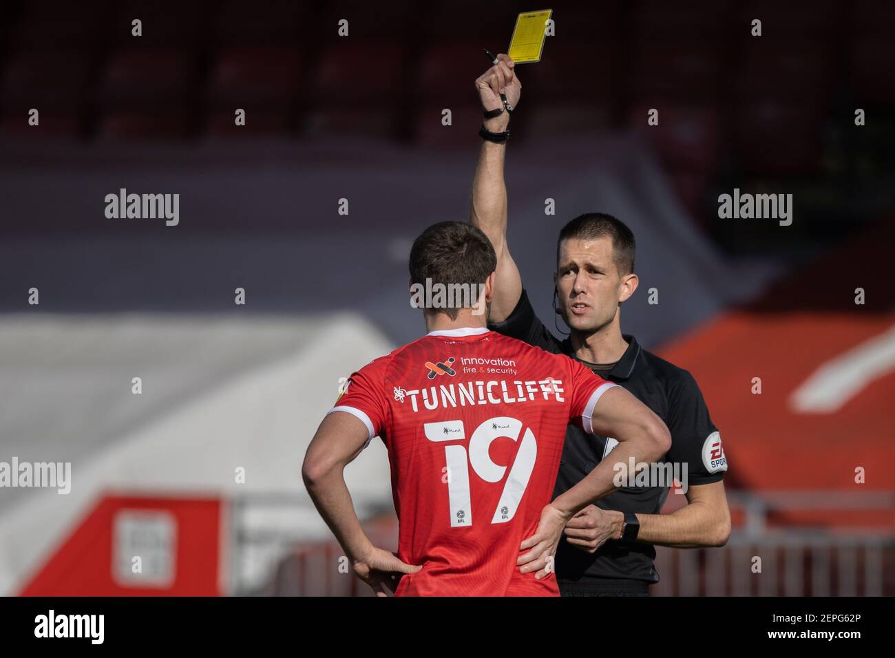 Crawley, Royaume-Uni. 27 février 2021. Declan Bourne (arbitre) a remis une carte jaune à Jordan Tunnicliffe #19 de Crawley Town à Crawley, Royaume-Uni, le 2/27/2021. (Photo de Jane Stokes/News Images/Sipa USA) crédit: SIPA USA/Alay Live News Banque D'Images