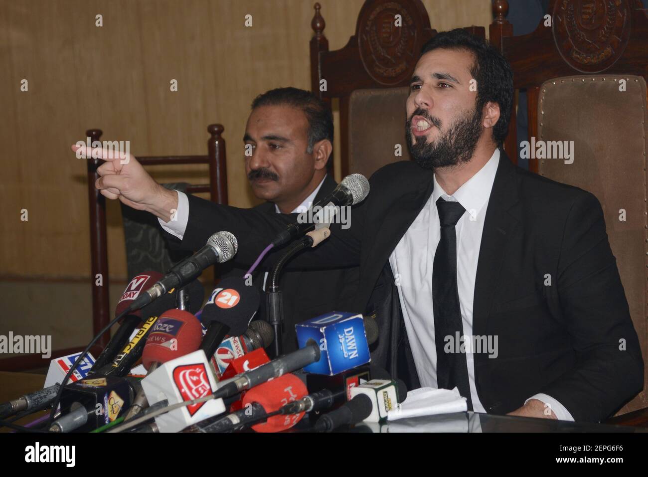 Le neveu du Premier ministre Imran Khan, le Barrister Hassan Niazi, s'exprime lors d'une conférence de presse à Lahore le 20 décembre 2019. La police pakistanaise a fait une descente dans la maison du neveu du Premier ministre Imran Khan la semaine dernière dans l'est de Lahore, après qu'une vidéo ait montré qu'il avait pris part à des émeutes hospitalières mortelles quelques jours plus tôt. (Photo de Rana Sajid Hussain/Pacific Press/Sipa USA) Banque D'Images