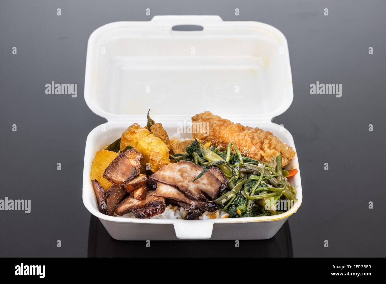 Boîte à lunch biodégradable avec riz, légumes et nourriture, pratique pour la livraison de nourriture à emporter Banque D'Images