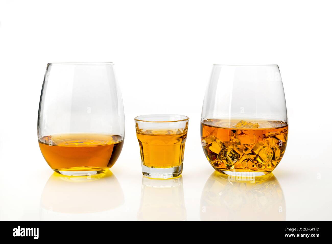 Whisky ou whisky trois verres, un servi pur, un court et un avec des glaçons isolés sur fond blanc Banque D'Images