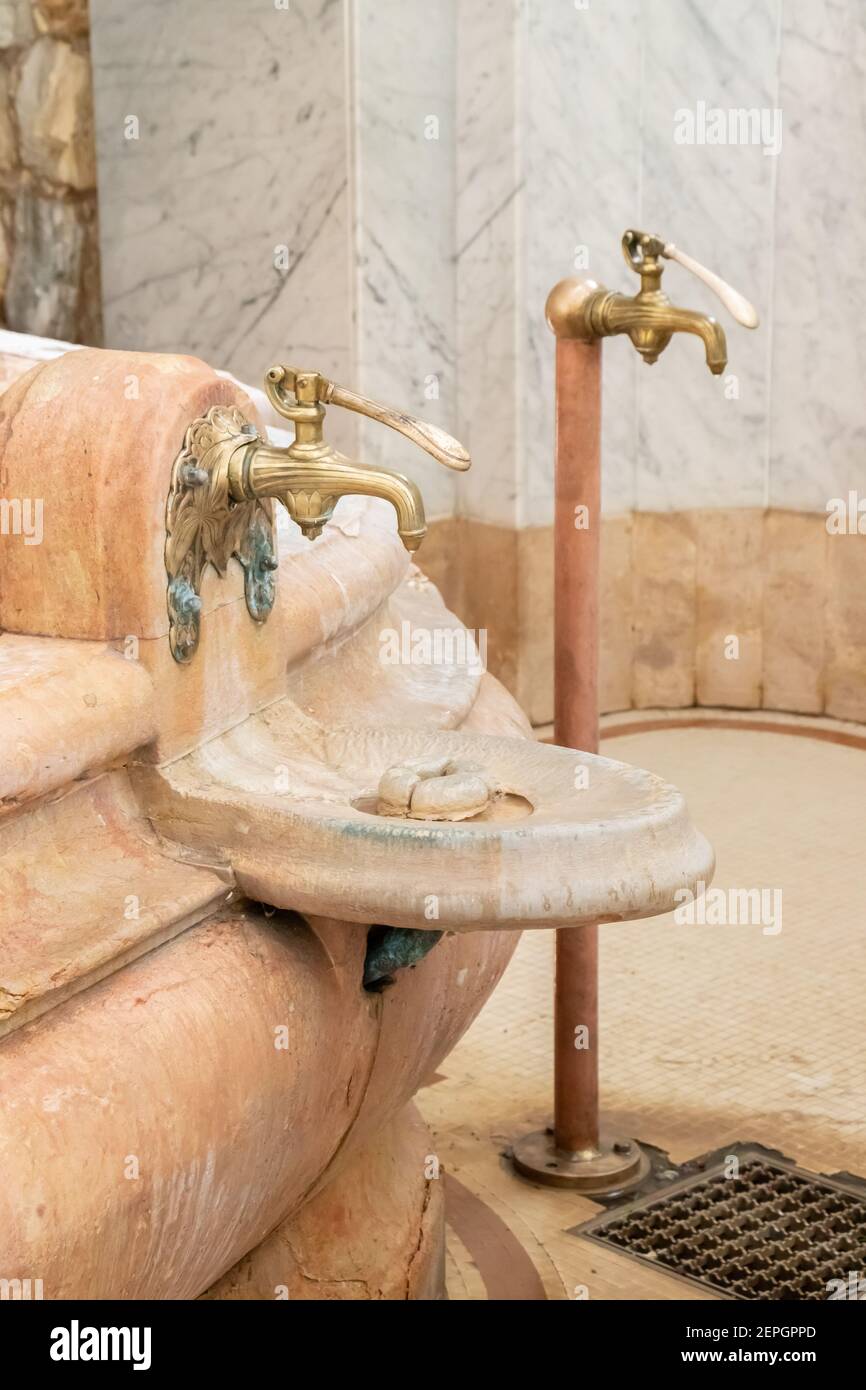 Détail du robinet et du bassin en pierre à la Source des Célestins À Vichy Banque D'Images