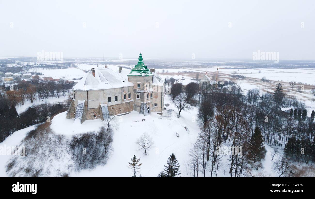 Olesko, Ukraine - 22022021 : ancien château Olesky en Ukraine vue aérienne en hiver avec neige Banque D'Images