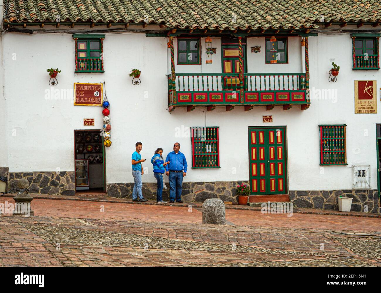 500 ans vieille ville.Colombiens debout, usine de football, traditionnel vieux vert, bâtiment blanc. Plaza de Bolívar, Tunja, Boyaca, Colombie, Amérique du Sud Banque D'Images