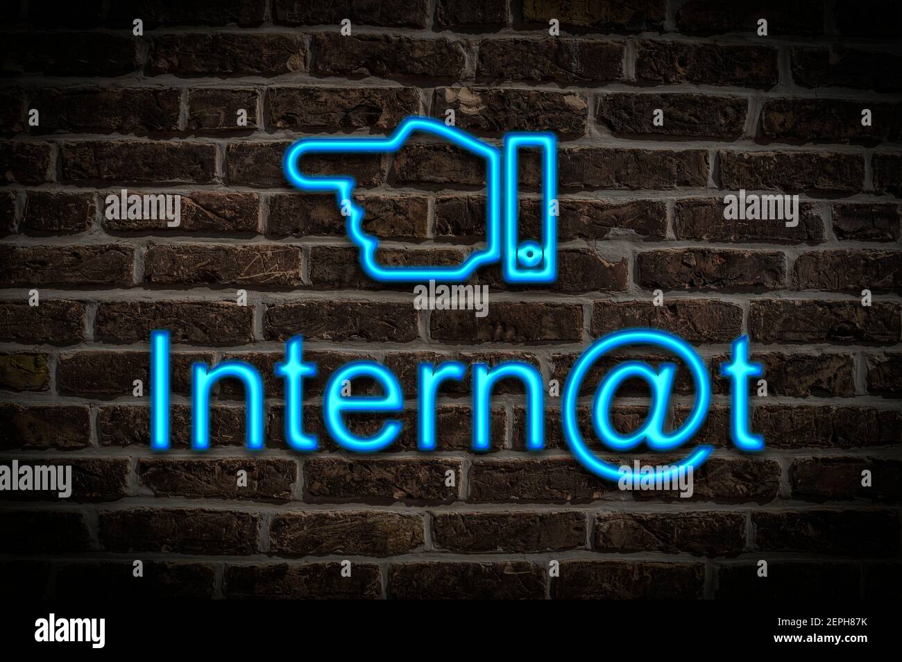 Photo détaillée d'un panneau néon sur un mur Avec l'inscription Internet Banque D'Images