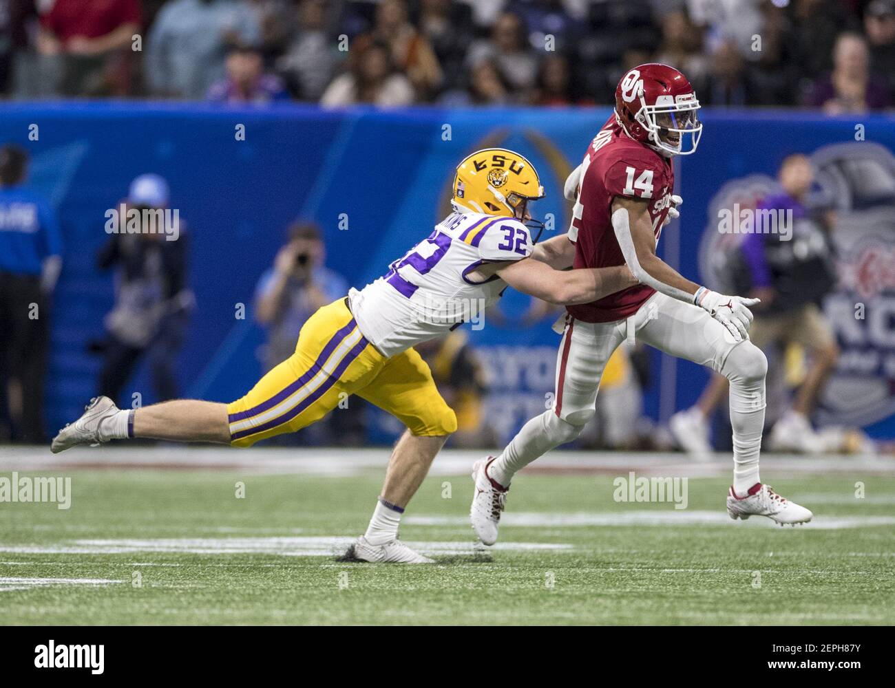 28 décembre 2019 : Charleston Rambo (14), un grand receveur de l'Oklahoma, court avec le ballon comme le LSU placekicker Avery Atkins (32) poursuit pendant l'action du NCAA football entre les Oklahoma Sooners et les LSU Tigers au stade Mercedes-Benz d'Atlanta, en Géorgie. LSU défait l'Oklahoma 63-28. John Mersiits/(photo de John Mersiits/CSM/Sipa USA) Banque D'Images