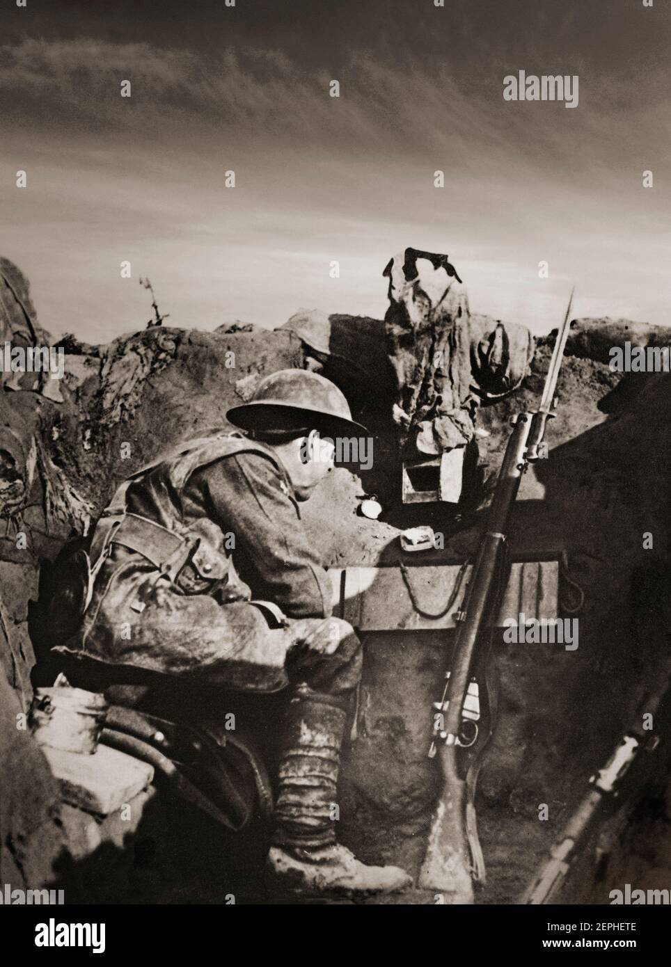 Un solitaire britannique Tommy ou soldat dans les tranchées pendant la première Guerre mondiale avec un court, Magazine Lee-Enfield Mk III fusil. Dans les mains de l'armée britannique, l'arme s'est révélée à la hauteur des conditions de service exigeantes de la Grande Guerre. Banque D'Images