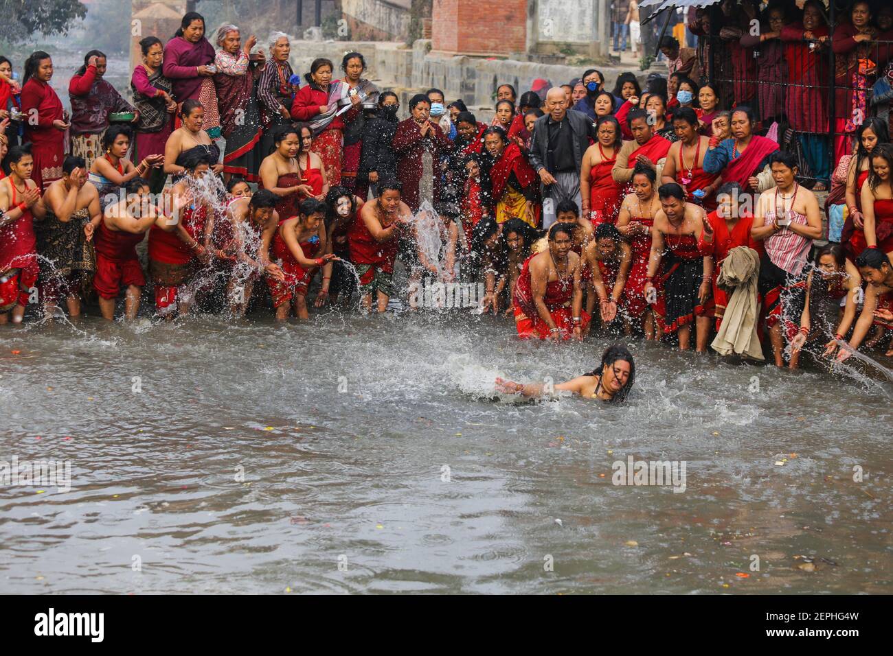 Katmandou, Népal. 27 février 2021. Les dévotés hindous prennent le bain Saint pendant la procession traditionnelle le dernier jour du festival.Shree Swasshani Barta Katha ou Madhav Narayan festival est le mois long festival consacré au jeûne religieux, le bain Saint et les rituels. Les dévotés ont conclu le jeûne d'un mois pour une meilleure vie et prospérité, le festival est dédié à Lord Shiva. Crédit : SOPA Images Limited/Alamy Live News Banque D'Images