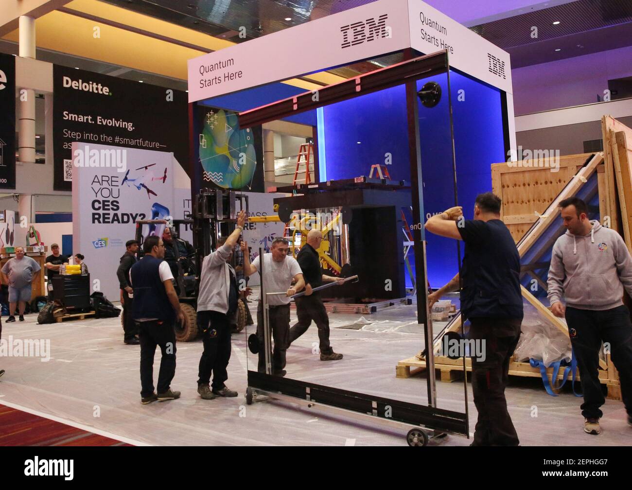 Verre de l'écran d'installation des travailleurs à IBM's stand à la SCÉ 2020 Consumer Electronics Show (CES) un jour avant c'est jour d'ouverture de la Las Vegas Convention Center le Dimanche, Janvier 5, 2020, à Las Vegas, Nevada. (Photo de Bizuayehu Tesfaye/Sipa USA) Banque D'Images