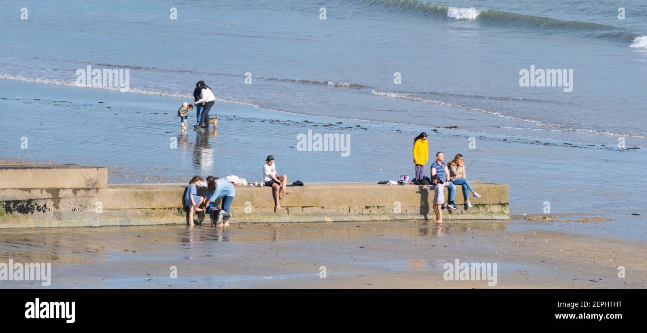 Lyme Regis, Dorset, Royaume-Uni. 27 février 2021. UK Weather: Beaucoup de gens ont été dehors et au sujet de profiter d'un temps insesasonably chaud et ensoleillé à la station balnéaire de Lyme Regis cet après-midi. Credit: Celia McMahon/Alamy Live News Banque D'Images