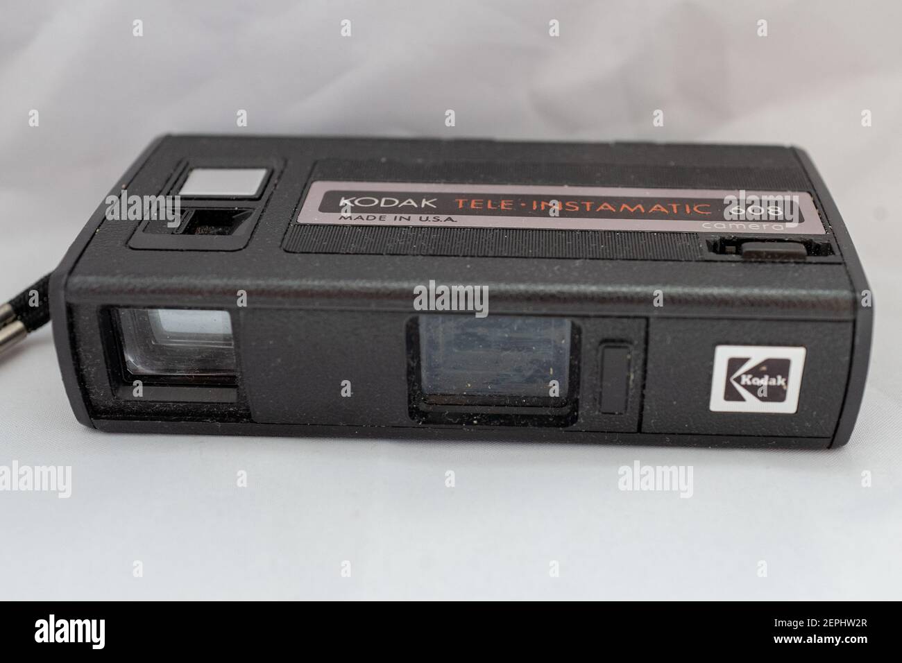 Gros plan de l'appareil photo numérique Kodak Tele-Instamatic, vers les  années 1970, avec téléobjectif à deux positions et avec le format de film  110, isolé sur fond blanc, 24 juillet 2019. (Photo