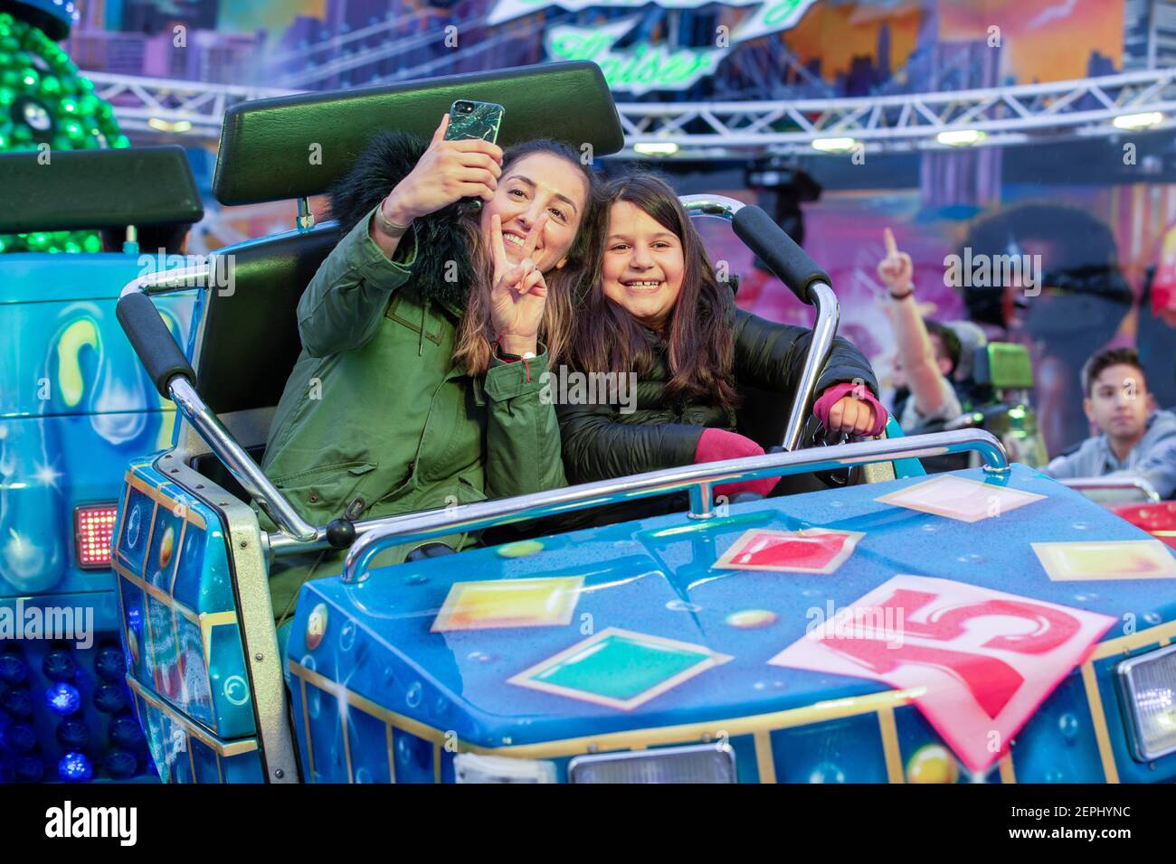 Mère et fille sur une foire amusante. La Wiesn - comme on l'appelle par les habitants - est le plus grand festival de la Volksfest / bière au monde. Il a eu lieu à partir de 21. Septembre au 6. Octobre 2019 à Munich, Allemagne. (Photo par Alexander Pohl/Sipa USA) Banque D'Images