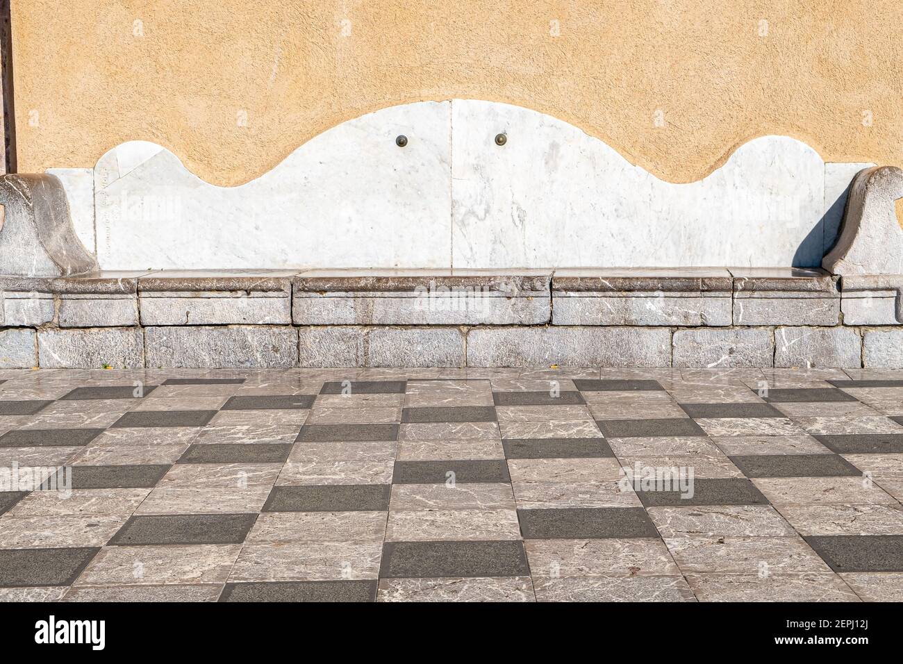 Ancien siège en pierre sur un plancher de damier Banque D'Images