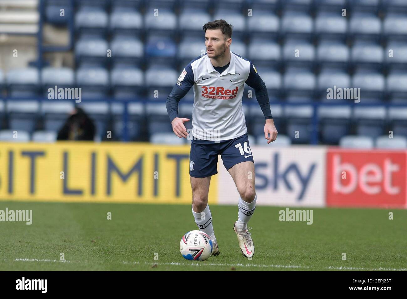 Andrew Hughes #16 de Preston North End cherche une option de passage à Preston, Royaume-Uni le 2/27/2021. (Photo de Simon Whitehead/News Images/Sipa USA) Banque D'Images