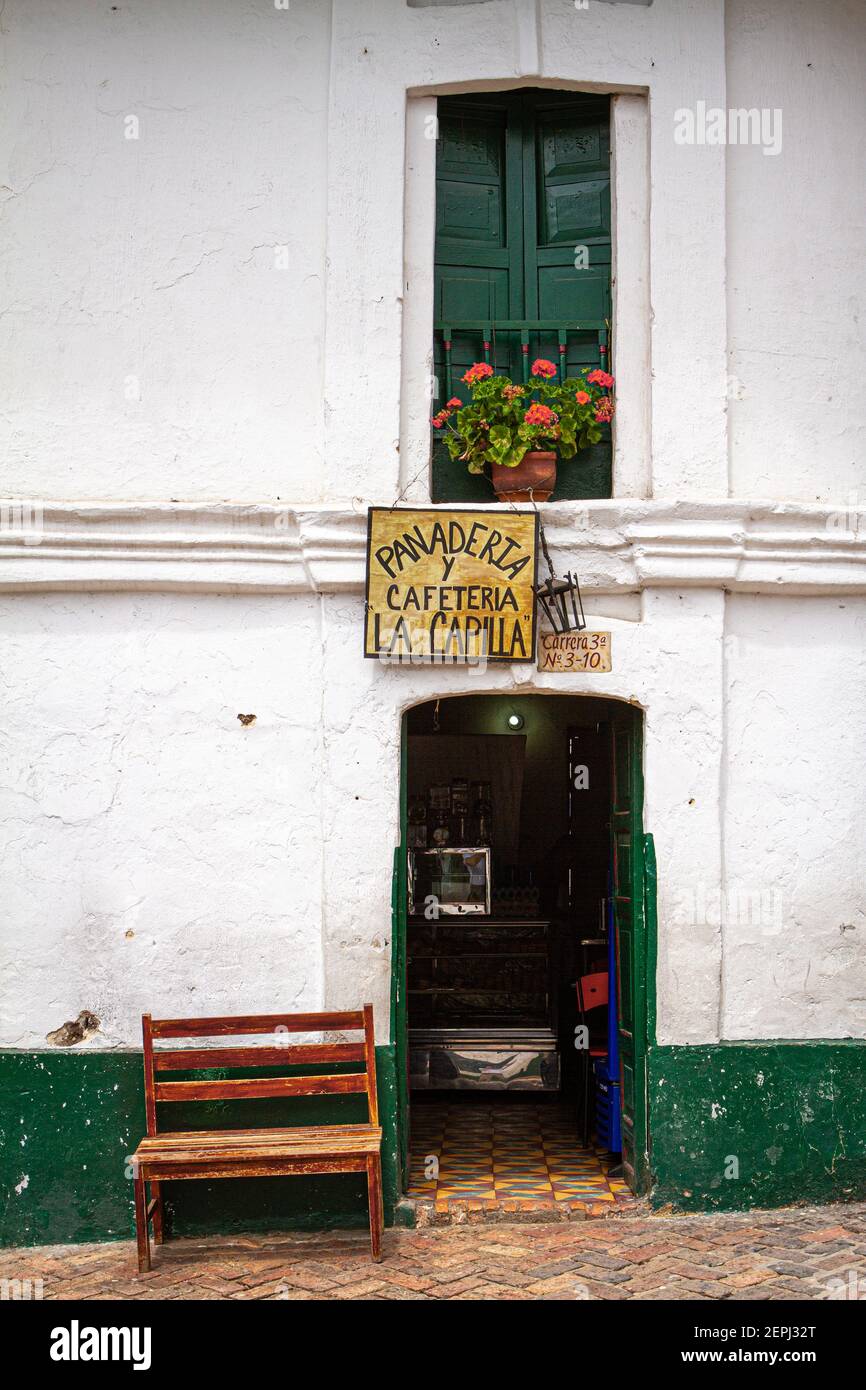 ville vieille de 500 ans. Chemin de porte vide, boulangerie, café, la chapelle située dans le vieux bâtiment traditionnel vert et or. Plaza de Bolívar, Tunja, Boyaca, Col Banque D'Images