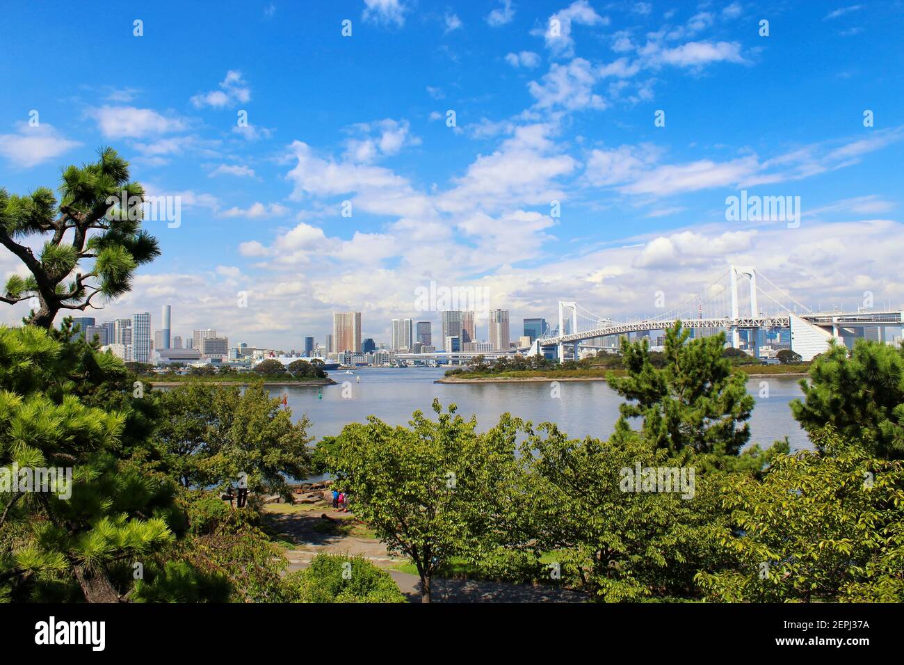 Vue panoramique sur Odaiba avec le pont Rainbow. Odaiba est une île artificielle dans la baie de Tokyo et un quartier populaire de divertissements et de commerces. Banque D'Images