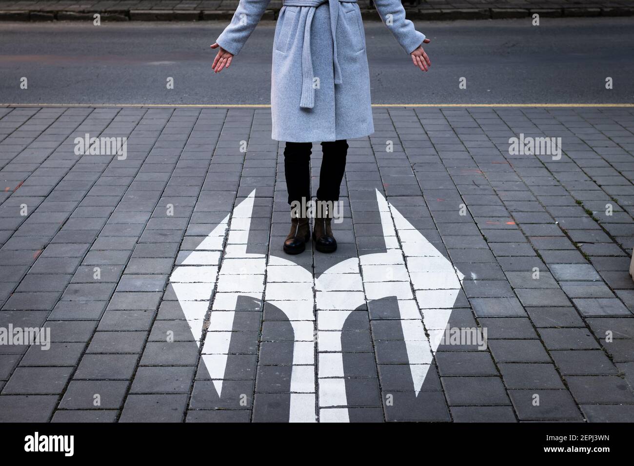 Faites votre choix. Concept de décision avec flèche directionnelle et femme debout sur la route Banque D'Images