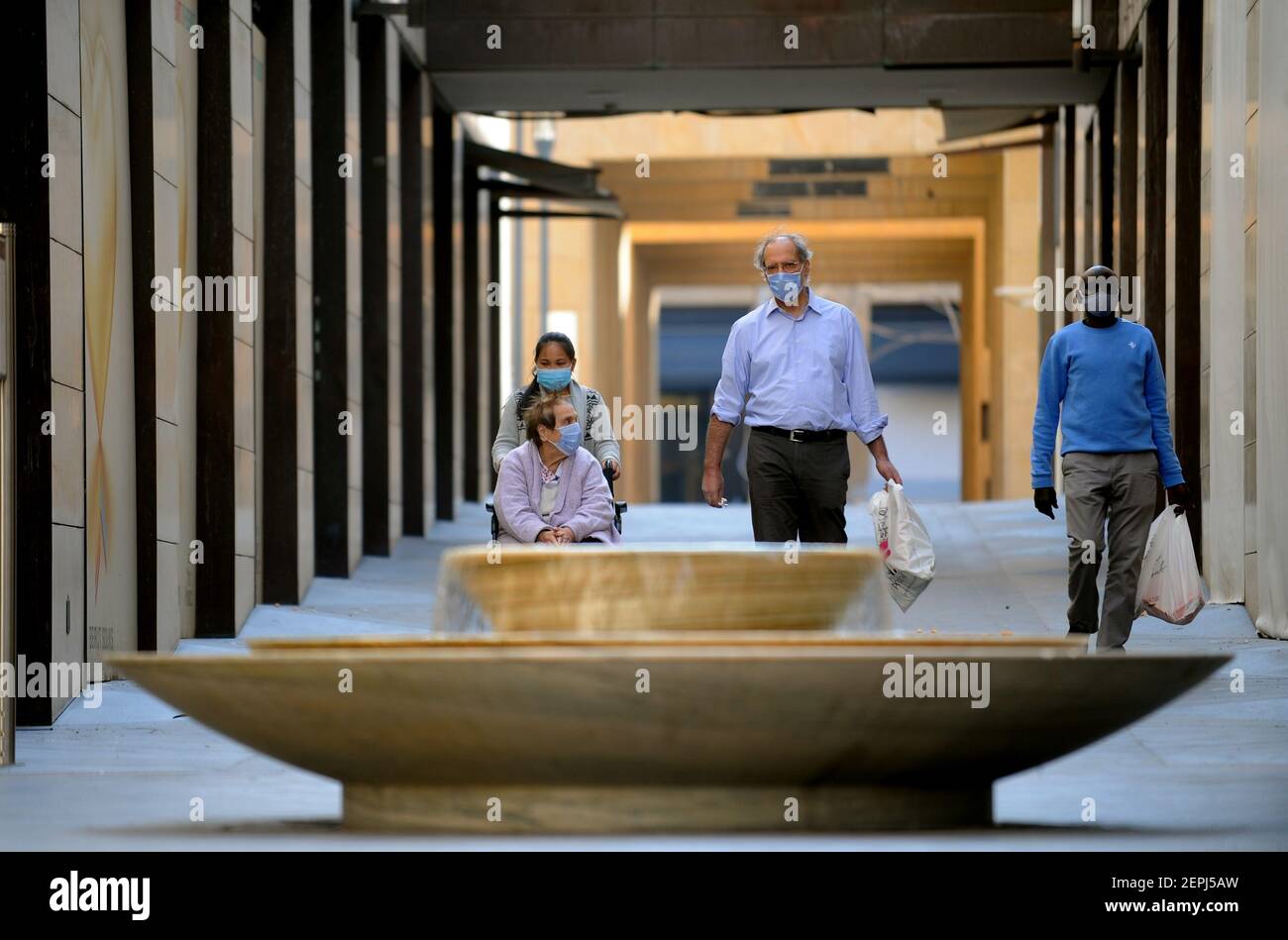 (210227) -- BEYROUTH, le 27 février 2021 (Xinhua) -- des piétons avec masques faciaux sont vus dans le contexte de la pandémie COVID-19 à Beyrouth, Liban, le 27 février 2021. (Xinhua/Bilal Jawich) Banque D'Images