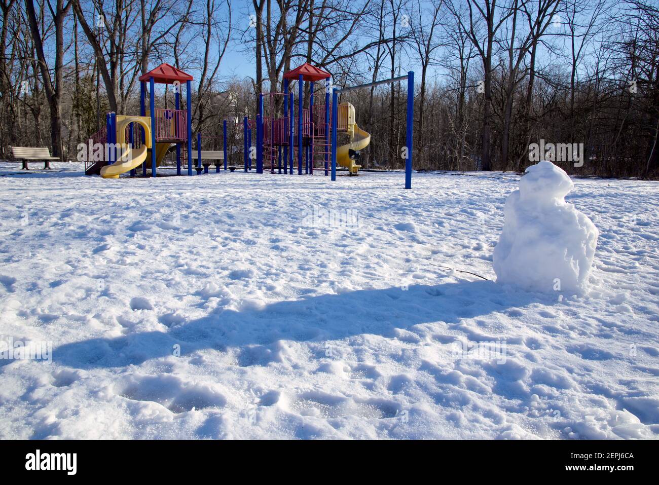 Bonhomme de neige dans un parc public en hiver Banque D'Images