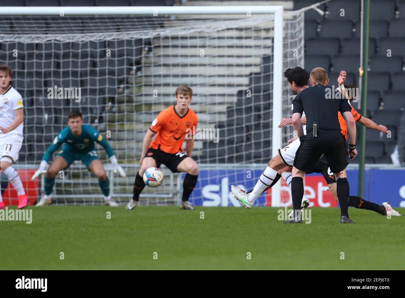 MILTON KEYNES, ANGLETERRE. 27 FÉVRIER Andrew Surman a obtenu des scores pour les doons de Milton Keynes, pour prendre l'avance en faisant 1 - 0 contre Oxford United, lors du match Sky Bet League One entre MK dons et Oxford United au stade MK, Milton Keynes, le samedi 27 février 2021. (Credit: John Cripps | MI News) Credit: MI News & Sport /Alay Live News Banque D'Images