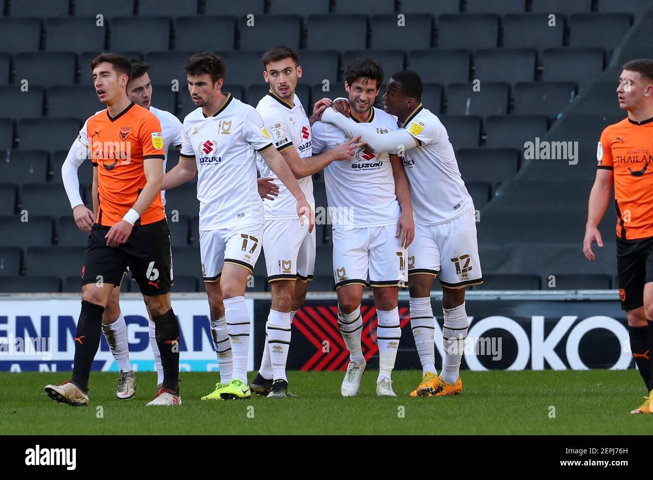 MILTON KEYNES, ANGLETERRE. 27 FÉVRIER Andrew Surman fête avec ses coéquipiers après avoir obtenu des scores pour les doons de Milton Keynes, pour prendre la tête en la faisant de 1 à 0 contre Oxford United, lors du match Sky Bet League One entre MK Dons et Oxford United au stade MK, Milton Keynes, le samedi 27 février 2021. (Credit: John Cripps | MI News) Credit: MI News & Sport /Alay Live News Banque D'Images