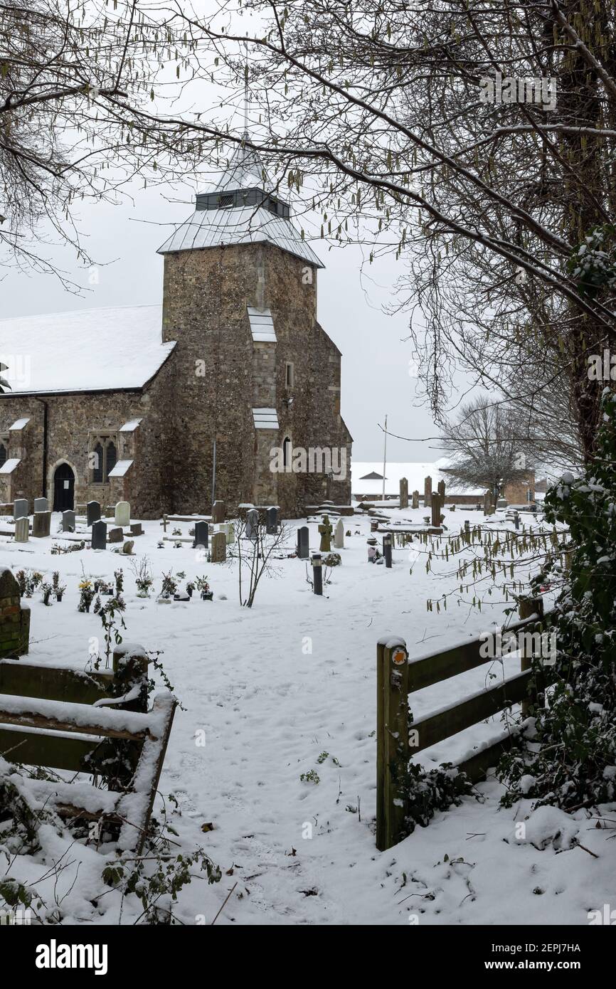 SOUTHEND-ON-SEA, ESSEX, Royaume-Uni - 10 FÉVRIER 2021 : vue extérieure de l'église paroissiale Sainte-Marie-la-Vierge à North Shoebury en hiver avec de la neige au sol Banque D'Images