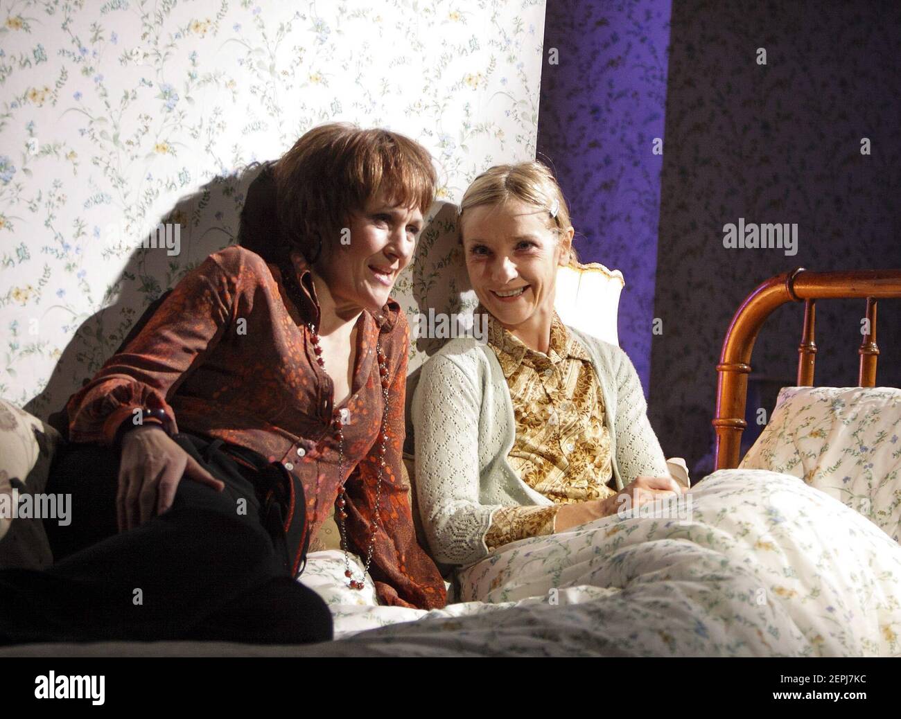 l-r: Lorraine Ashbourne (tante Dan), Jane Horrocks (Lemon) dans TANTE DAN ET CITRON par Wallace Shawn au Royal court Theatre, Londres SW1 27/05/2009 conception: Lizzie Clachan éclairage: Jon Clark directeur: Dominic Cooke Banque D'Images