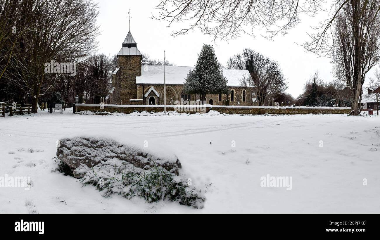 SOUTHEND-ON-SEA, ESSEX, Royaume-Uni - 10 FÉVRIER 2021 : vue de l'église paroissiale St Mary the Virgin à North Shoebury en hiver avec de la neige sur le sol Banque D'Images