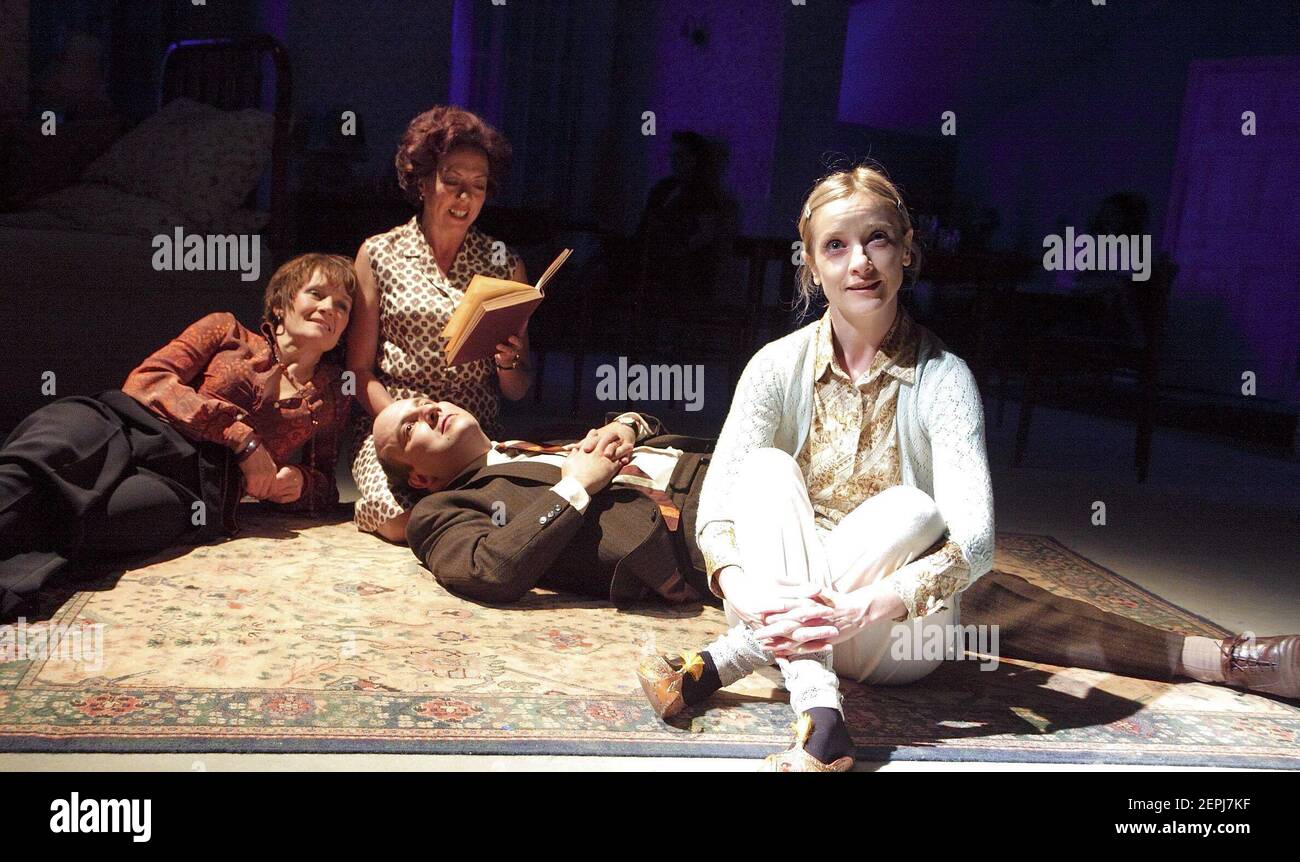 l-r: Lorraine Ashbourne (tante Dan), Mary Roscoe (mère), Paul Chahidi (père), Jane Horrocks (Lemon) dans LA TANTE DAN ET CITRON par Wallace Shawn au Royal court Theatre, Londres SW1 27/05/2009 conception: Lizzie Clachan éclairage: Jon Clark directeur: Dominic Cooke Banque D'Images