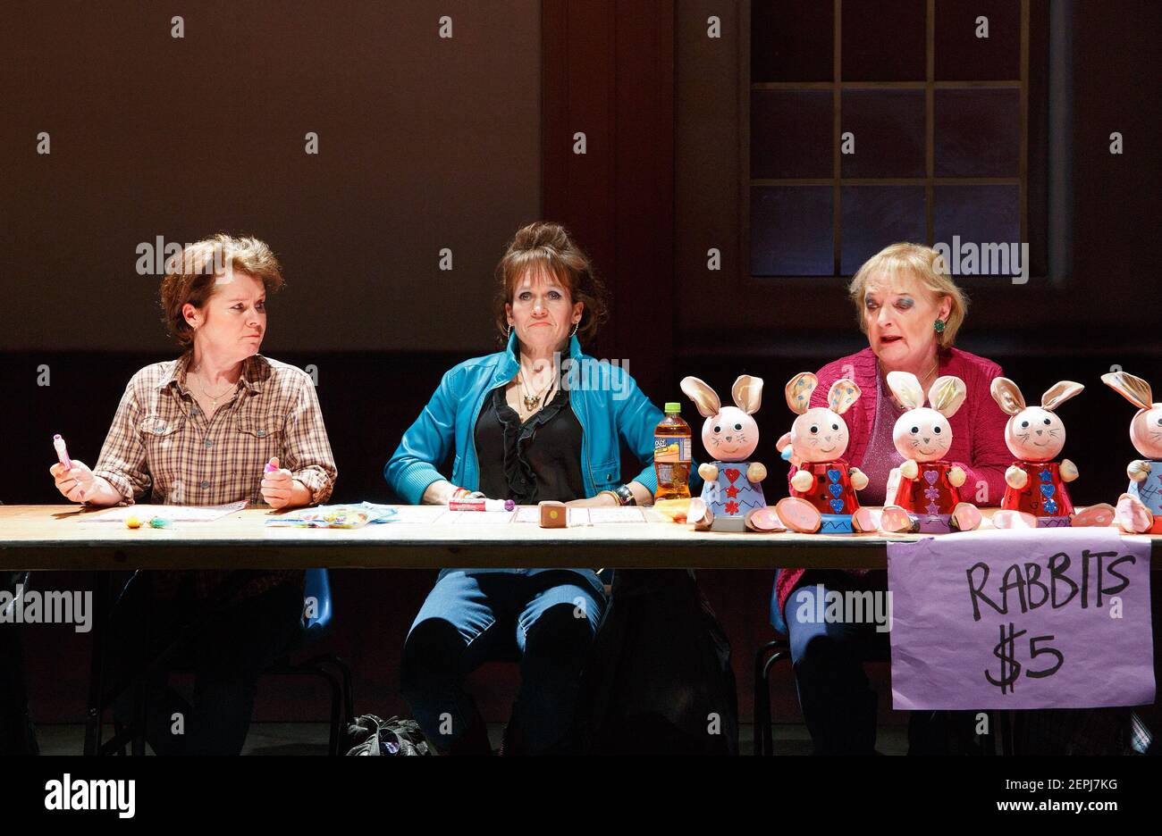 Imelda Staunton (Margaret), Lorraine Ashbourne (Jean), June Watson (Dottie) en BONNE PERSONNE par David Lindsay-Abaire au Hampstead Theatre, Londres NW3 05/03/2014 design: Hildegard Bechtler éclairage: Mark Henderson réalisateur: Jonathan Kent Banque D'Images