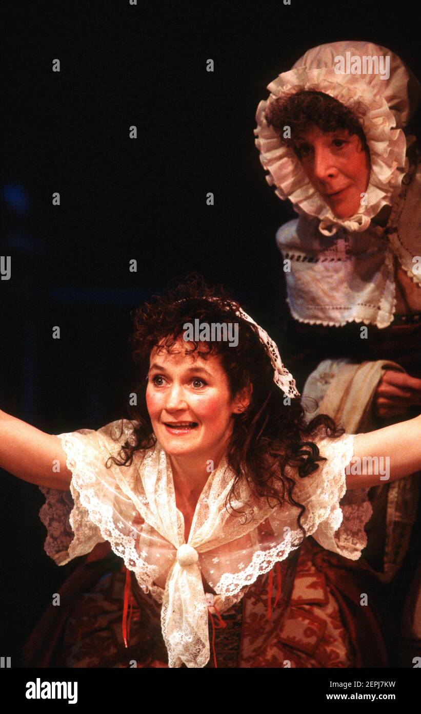 l-r: Lorraine Ashbourne (Mlle Hoyden), Sheila Staefel (infirmière) dans LA RECHUTE par Sir John Vanbrugh à la Royal Shakespeare Company (RSC), Swan Theatre, Stratford-upon-Avon, Angleterre 19/04/1995 conception: Tim Goodchild éclairage: Simon Tapping directeur: Ian Judge Banque D'Images