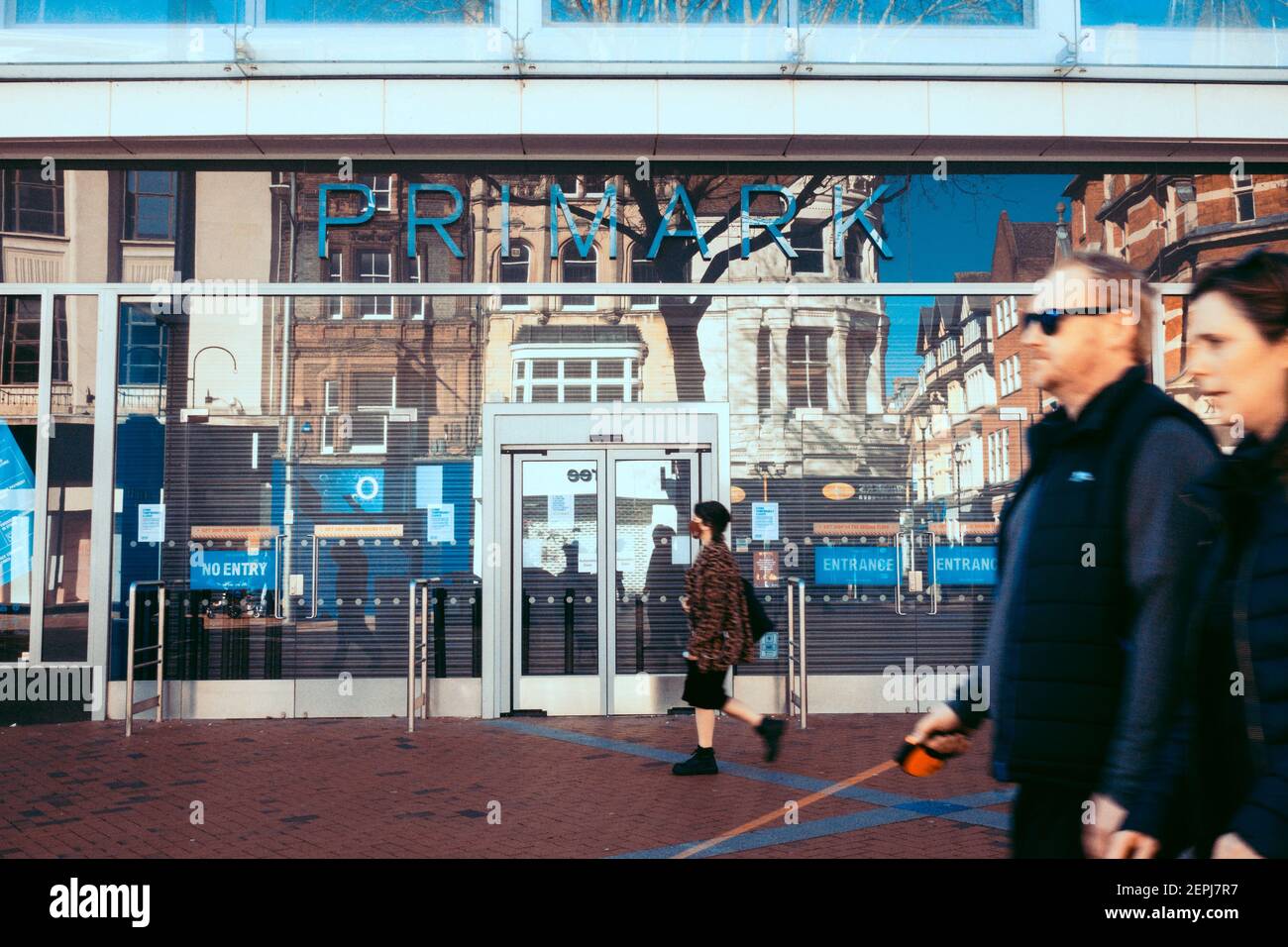 Les gens se promène devant le magasin Primark de Broad Street à Reading, au Royaume-Uni, où le coronavirus est fermé au confinement national. Banque D'Images