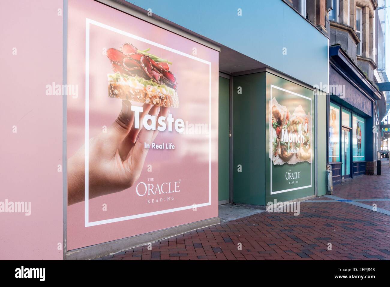 Des unités de magasins vides appartenant au centre commercial Oracle sur Broad Street à Reading, Royaume-Uni, sont victimes de magasins fermés en raison du coronavirus. Banque D'Images