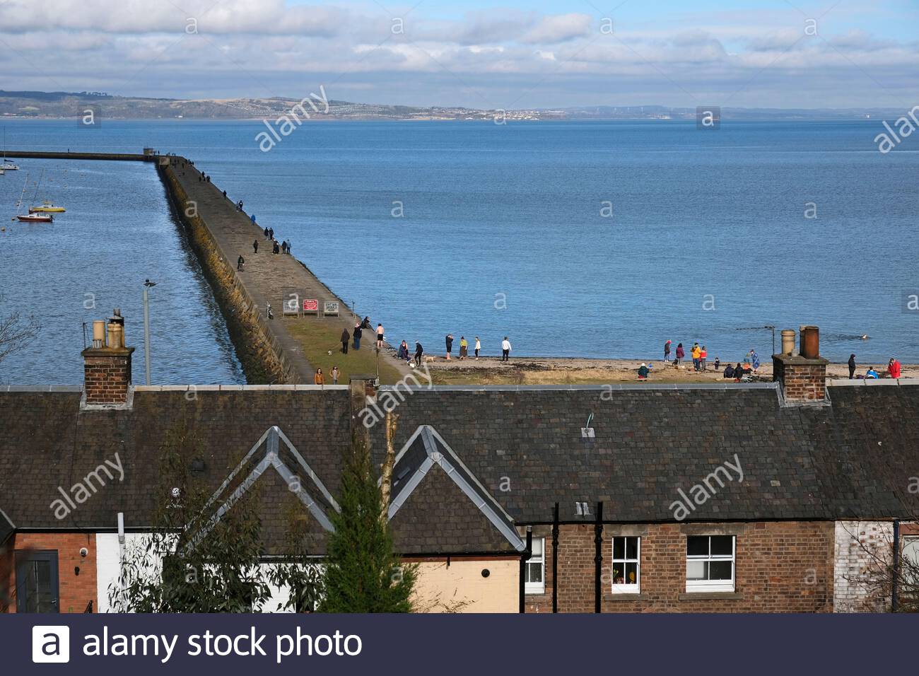 Vue sur les toits en direction du port de Granton et brise-lames dans l'estuaire du Firth of Forth, Édimbourg, Écosse Banque D'Images