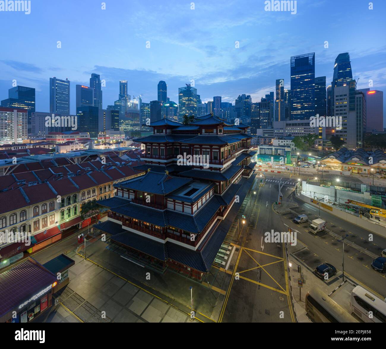Le temple chinois Relique de la dent de Bouddha illuminé à l'aube est Entouré de bâtiments résidentiels de grande hauteur de Chinatown à Singapour Banque D'Images