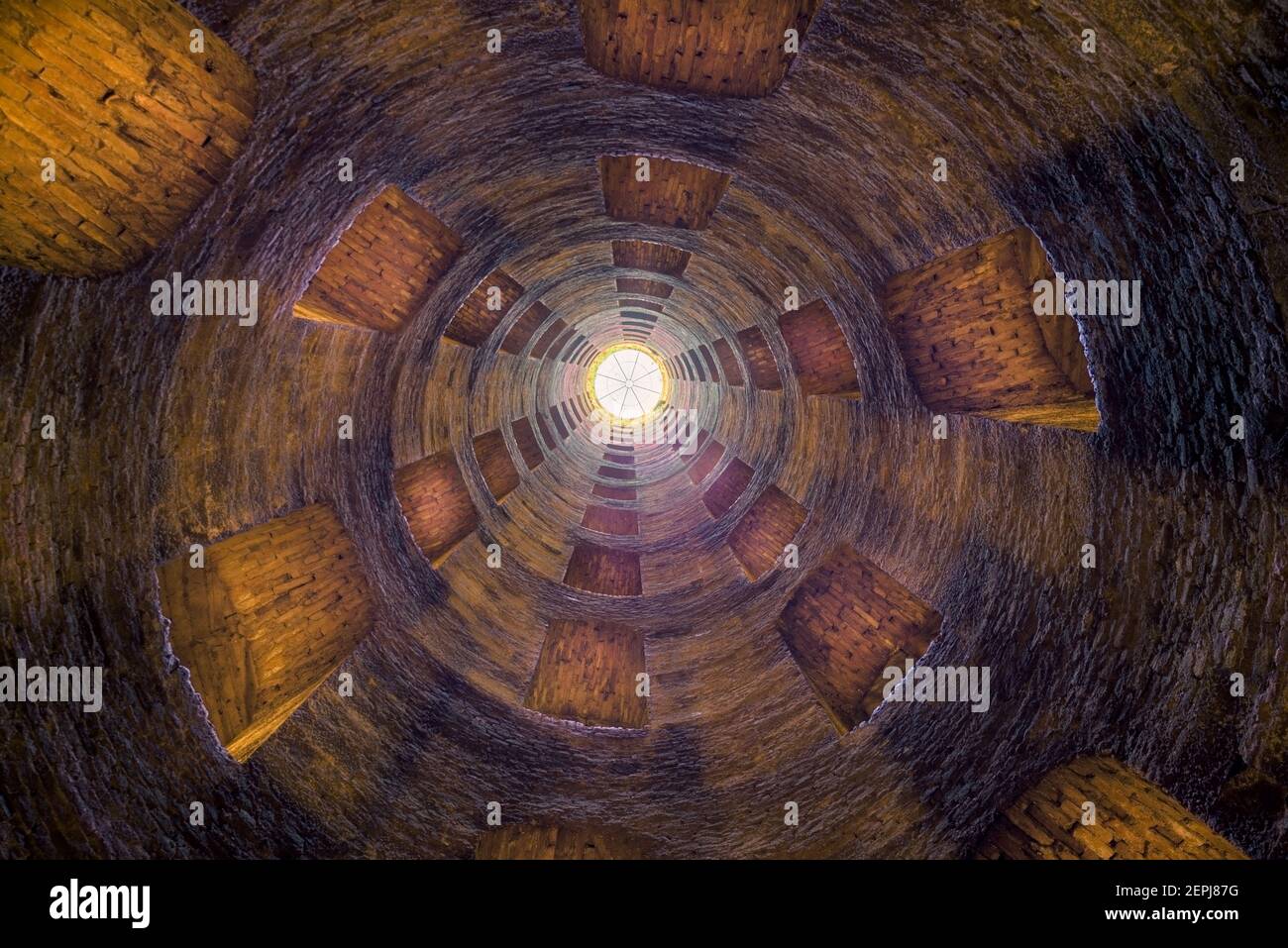 Pozzo di San Patrizio, un puits d'eau historique de la Renaissance construit par Sangallo, avec un arbre cylindrique entouré d'un double escalier en spirale et ar Banque D'Images