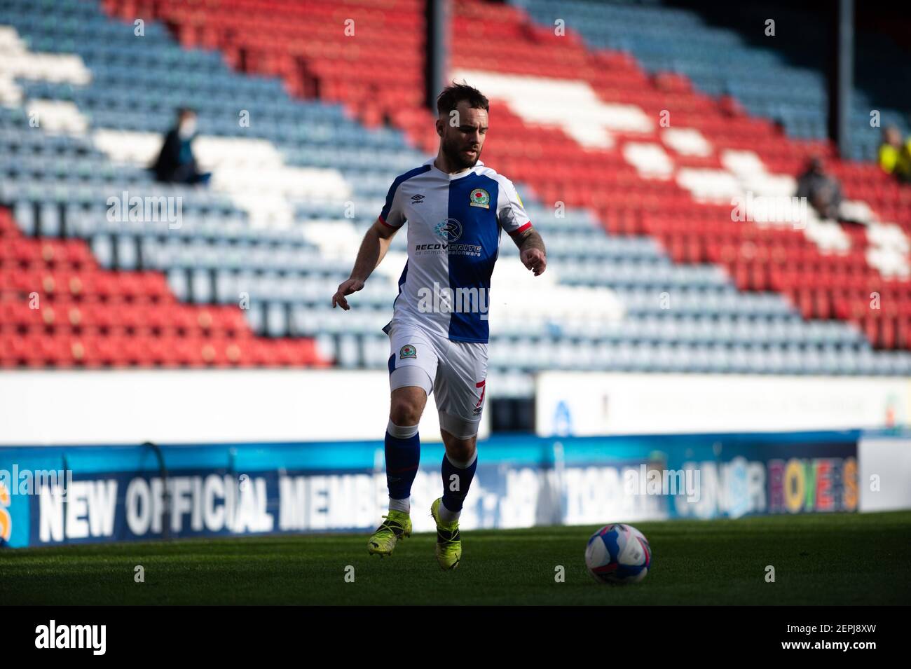 BLACKBURN, ANGLETERRE. 27 FÉVRIER Adam Armstrong de Blackburn Rovers à bord du ballon lors du match de championnat Sky Bet entre Blackburn Rovers et Coventry City à Ewood Park, Blackburn, le samedi 27 février 2021. (Credit: Pat Scaasi | MI News) Credit: MI News & Sport /Alay Live News Banque D'Images