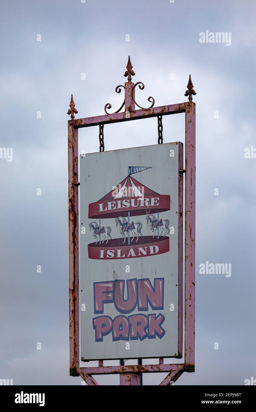 CANVEY ISLAND, ESSEX, Royaume-Uni - 31 JANVIER 2021 : ancien panneau délavé pour Leisure Island Fun Park Banque D'Images