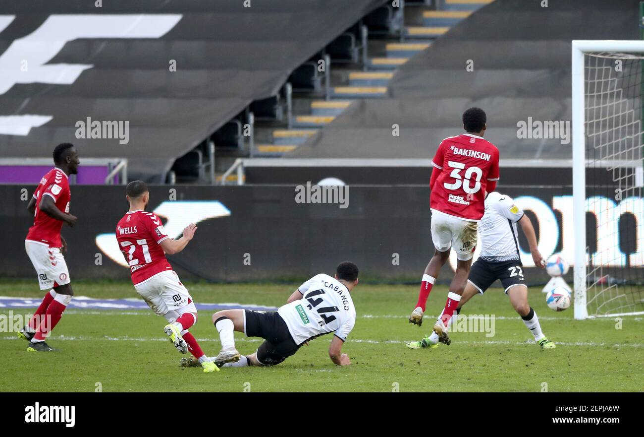 Nahki Wells de Bristol City (deuxième à gauche) marque le premier but du match du championnat Sky Bet au Liberty Stadium de Swansea. Date de la photo: Samedi 27 février 2021. Banque D'Images