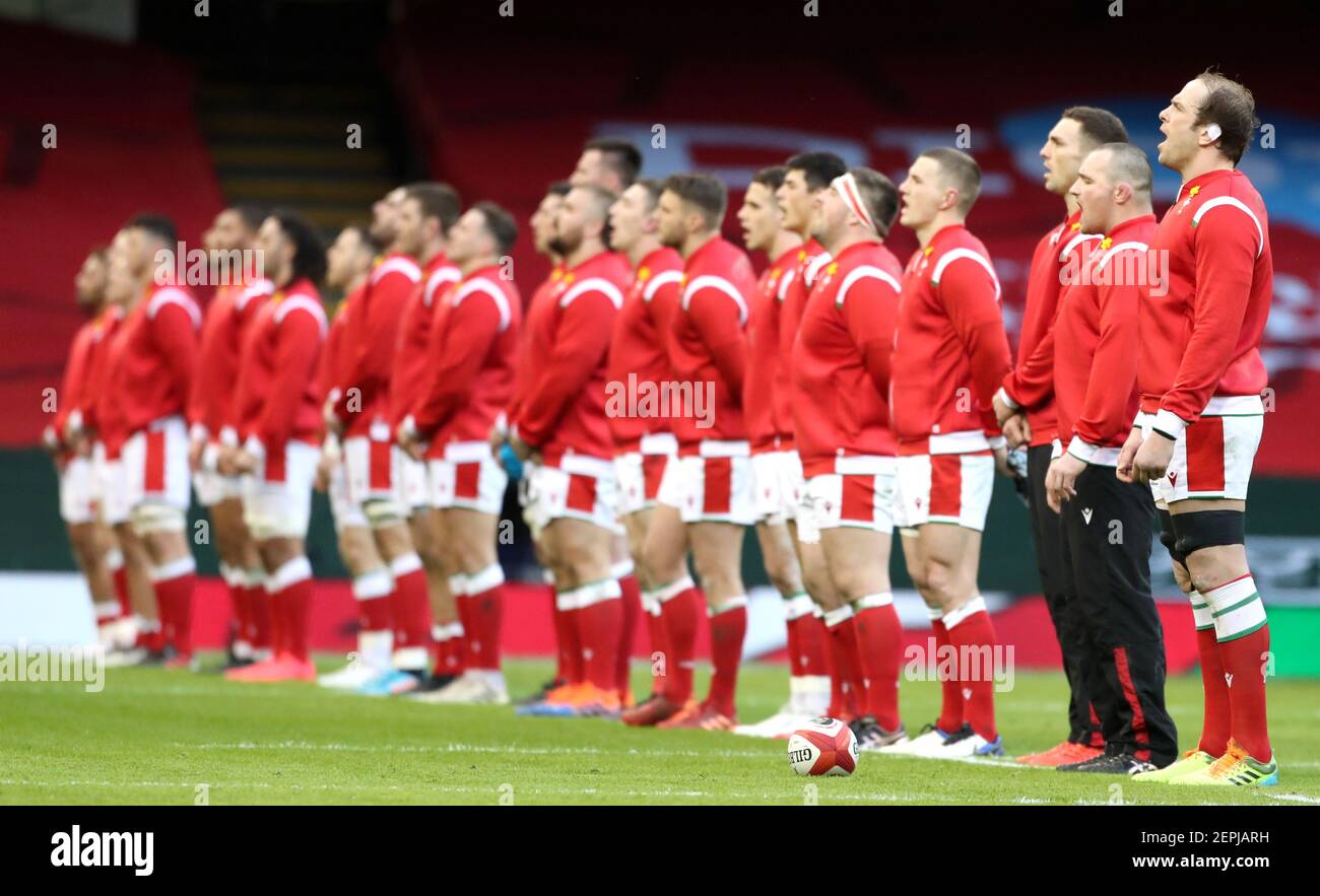 Le pays de Galles chante son hymne national avant le match Guinness des six Nations au stade de la Principauté de Cardiff. Date de la photo: Samedi 27 février 2021. Voir l'histoire de PA RUGBYU Wales. Le crédit photo devrait se lire comme suit : David Davies/PA Wire. RESTRICTIONS : l'utilisation est soumise à des restrictions. Utilisation éditoriale uniquement, aucune utilisation commerciale sans le consentement préalable du détenteur des droits. Banque D'Images