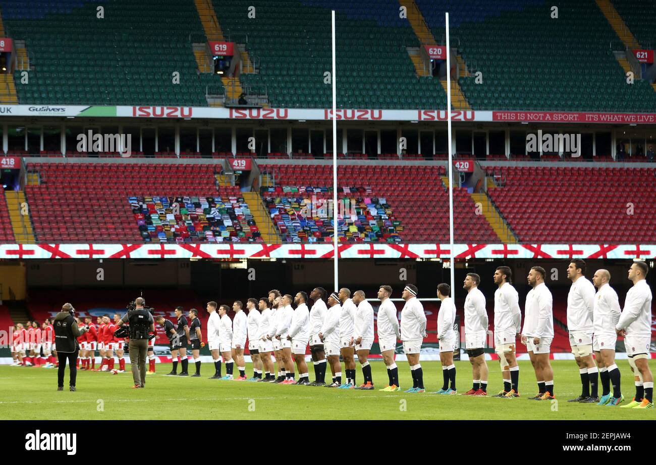 L'Angleterre se fait la queue lors de leur hymne national avant le match des six nations Guinness au stade de la Principauté de Cardiff. Date de la photo: Samedi 27 février 2021. Voir l'histoire de PA RUGBYU Wales. Le crédit photo devrait se lire comme suit : David Davies/PA Wire. RESTRICTIONS : l'utilisation est soumise à des restrictions. Utilisation éditoriale uniquement, aucune utilisation commerciale sans le consentement préalable du détenteur des droits. Banque D'Images
