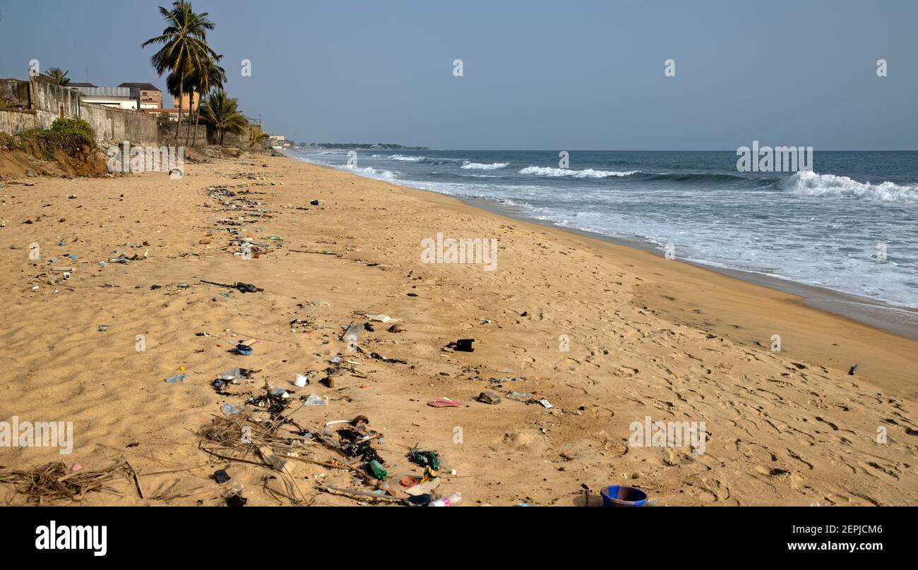 Monrovia Libéria pollution des eaux de l'océan Atlantique. Extrême pauvreté et faim. Pollution et saleté sur les plages de l'océan. Climat tropical, environnement. Guerre civile et échecs économiques. Banque D'Images