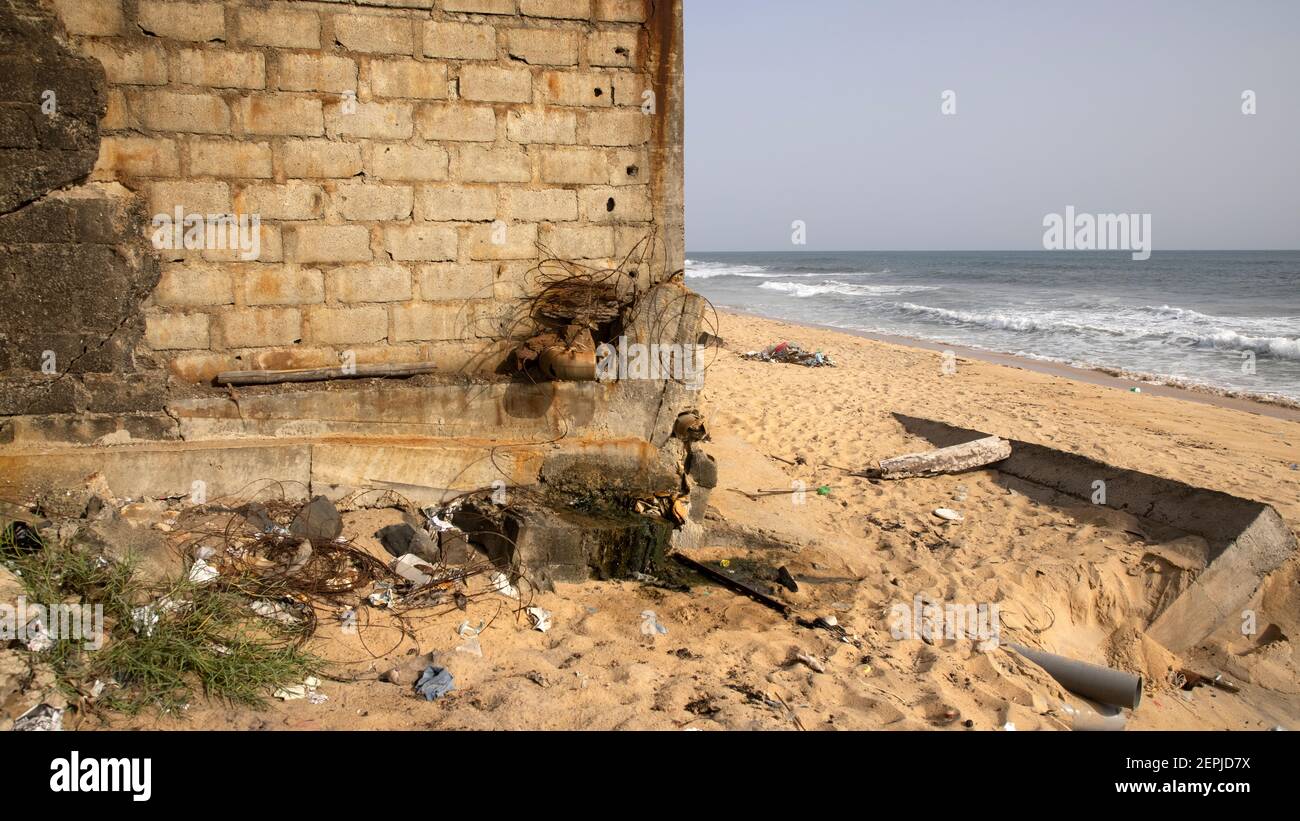 Monrovia Libéria pollution des eaux de l'océan Atlantique. Extrême pauvreté et faim. Pollution et saleté sur les plages de l'océan. Climat tropical, environnement. Guerre civile et échecs économiques. Banque D'Images