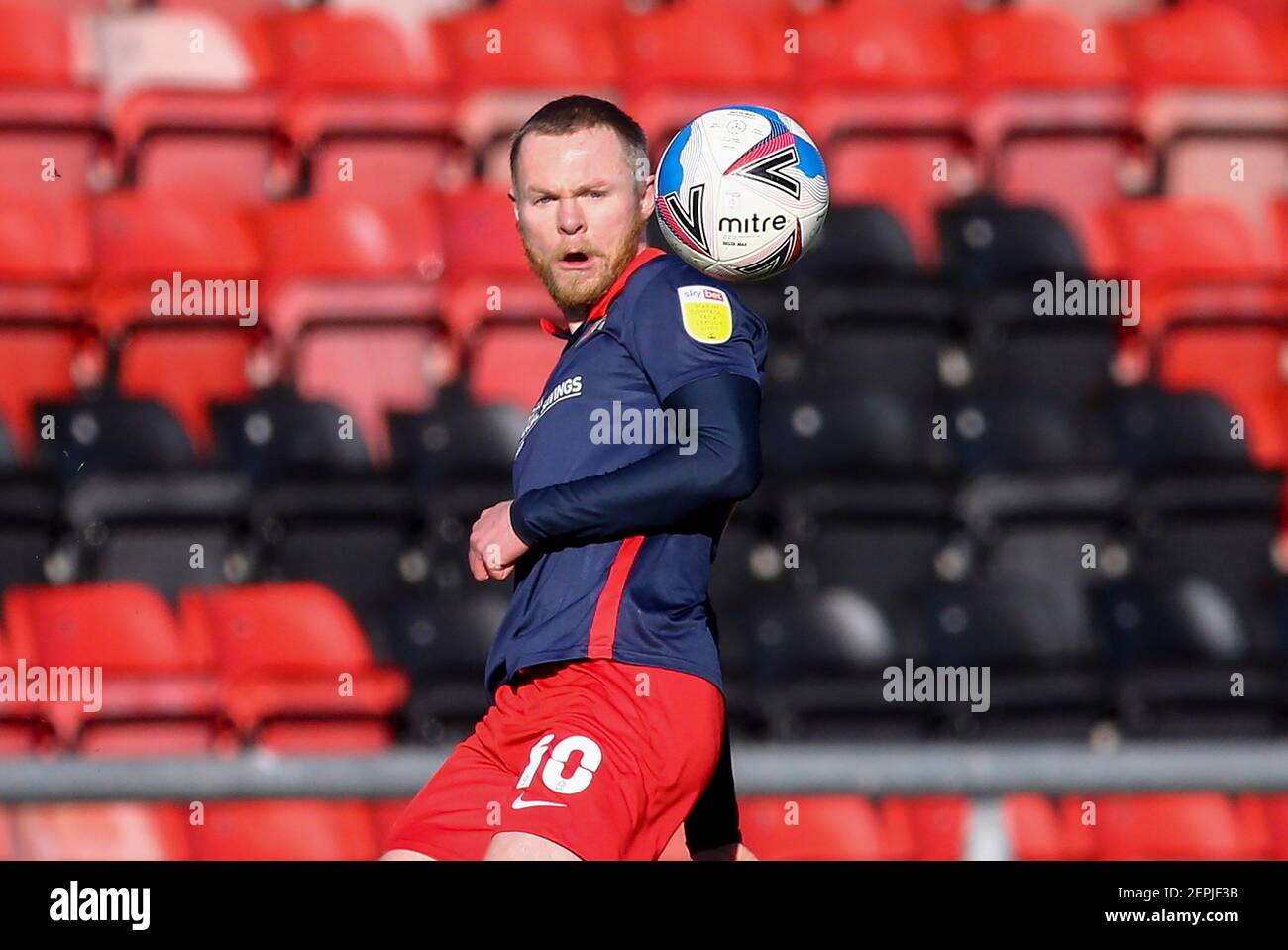 Crewe, Royaume-Uni. 27 février 2021. Aiden O'Brien de Sunderland entre sa croix. EFL Skybet football League One Match, Crewe Alexandra v Sunderland au stade Alexandra de Crewe, Cheshire, le samedi 27 février 2021. Cette image ne peut être utilisée qu'à des fins éditoriales. Utilisation éditoriale uniquement, licence requise pour une utilisation commerciale. Aucune utilisation dans les Paris, les jeux ou les publications d'un seul club/ligue/joueur. photo par Chris Stading/Andrew Orchard sports Photography/Alamy Live News crédit: Andrew Orchard sports Photography/Alamy Live News Banque D'Images