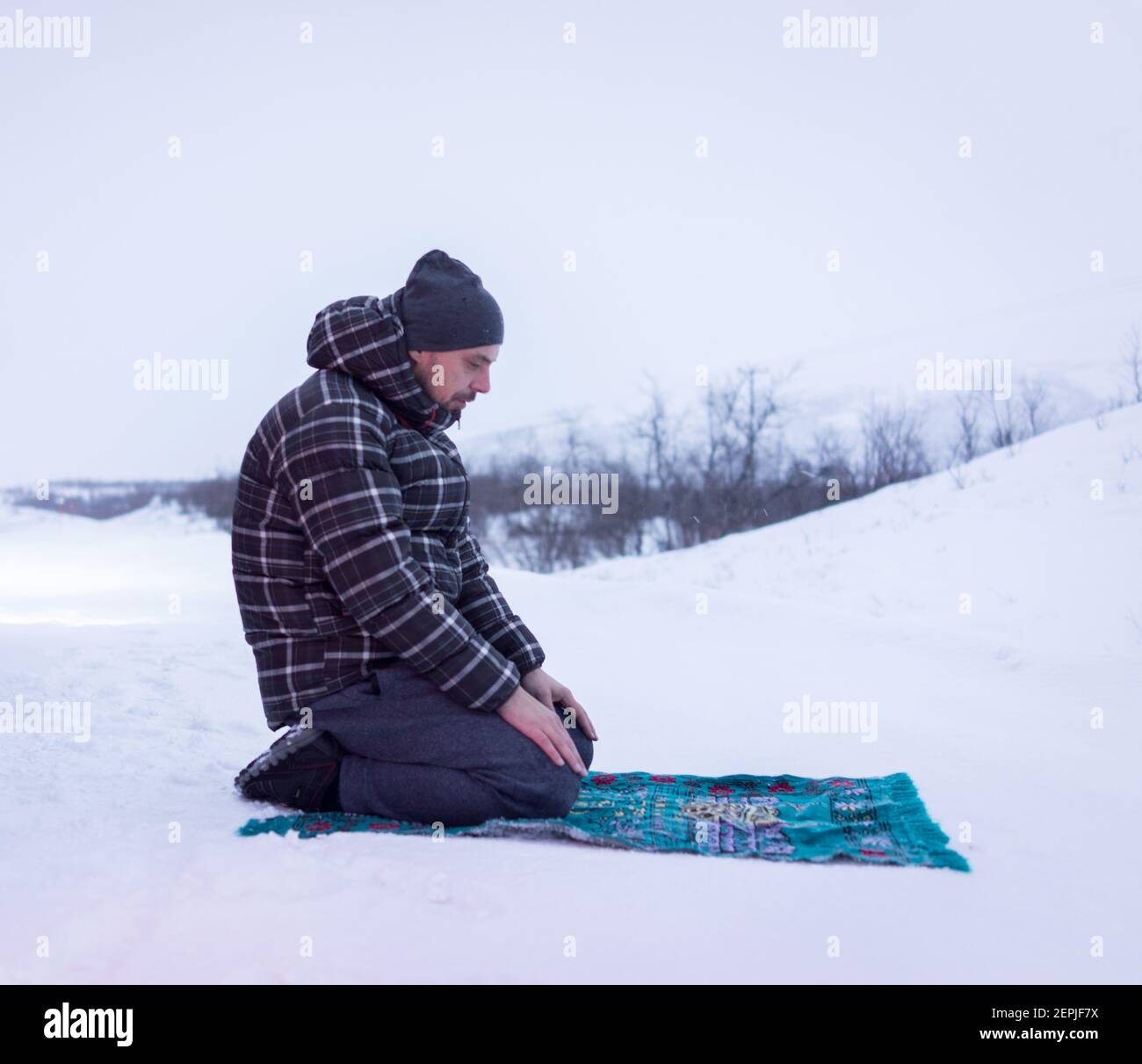 Voyageur musulman priant en montagne d'hiver , haute qualité Banque D'Images