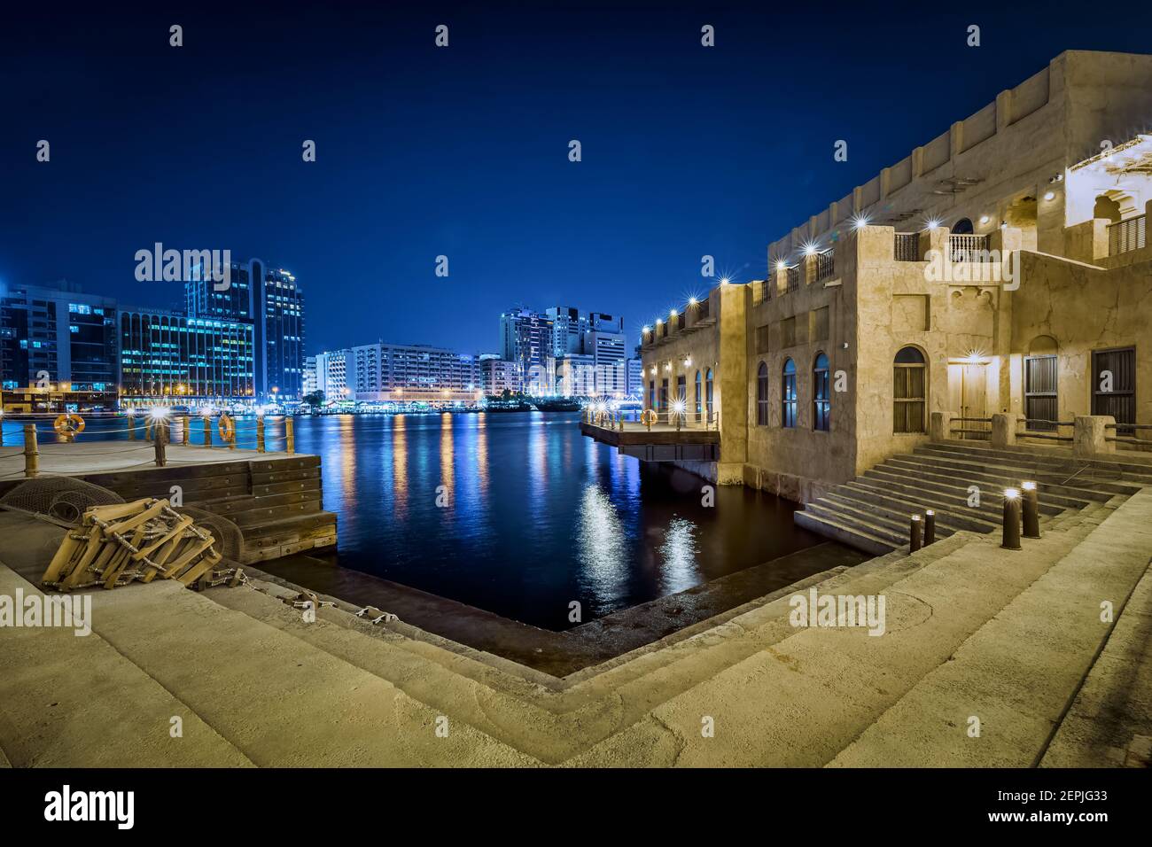 Dubaï, Émirats arabes Unis, 23 novembre 2020 : Al Seef Dubai Creek la nuit. Le transport public par eau relie plusieurs quartiers comme Business Bay et Marina. Banque D'Images