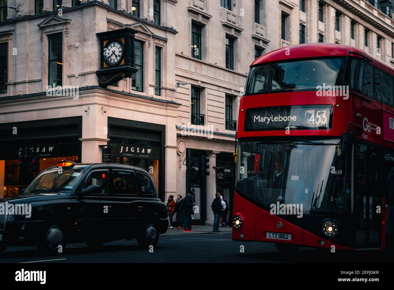 Un bus rouge et un taxi noir à Regent Street, Londres Banque D'Images