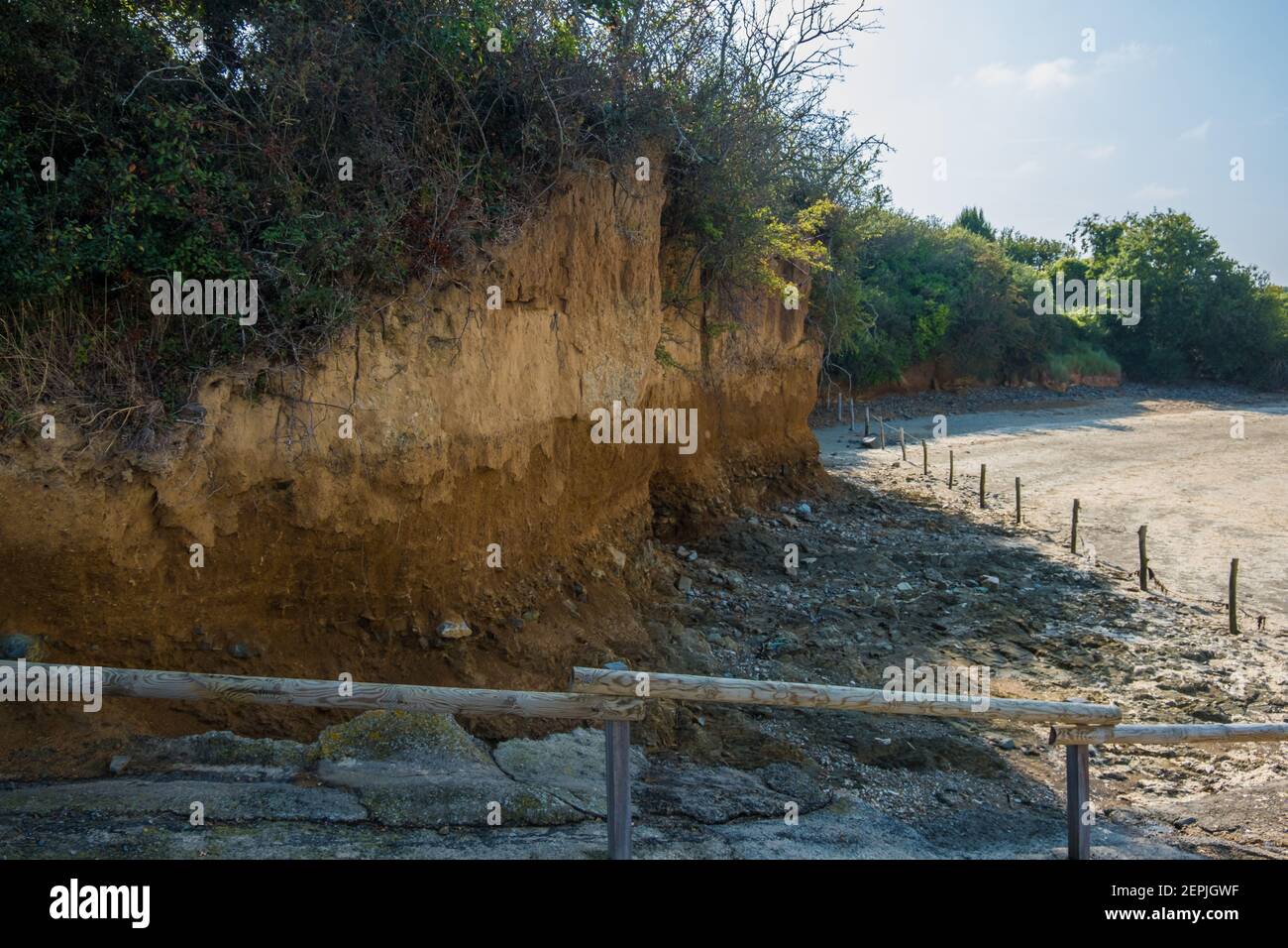 Saint-Brieuc, France - 27 août 2019 : une tranche de falaises de silt racontant l'histoire de la terre pendant des millions d'années. Hillion, baie de Saint-Brieuc Natio Banque D'Images