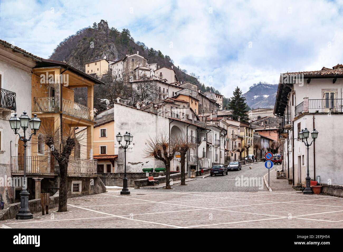 Route principale du village de montagne de Roccapia. Province de l'Aquila, Abruzzes, Italie, Europe Banque D'Images
