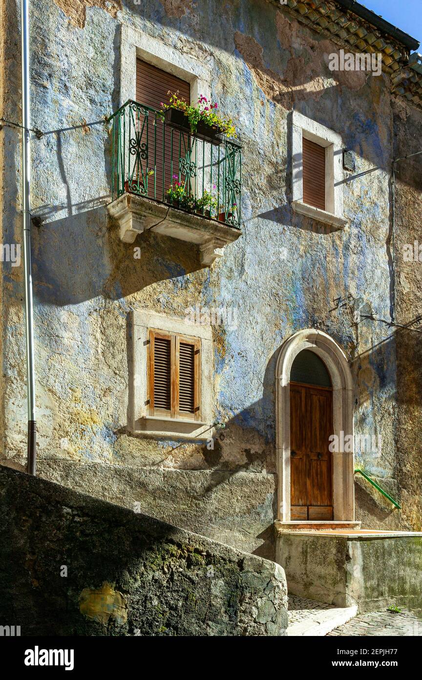 Maisons anciennes dans l'ancien village de montagne de San Sebastiano dei Marsi, un hameau de Bisegna. Province de l'Aquila, Abruzzes, Italie, Europe Banque D'Images